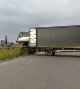 погрузка автомобиля в машину