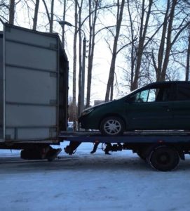 погрузка автомобиля в машину